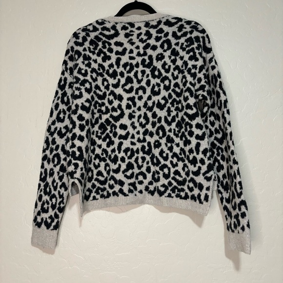 Yet Again Crewneck Leopard Print Long Sleeve Hi-Low Hem Cozy Knit Sweater Size M - Picture 7 of 7